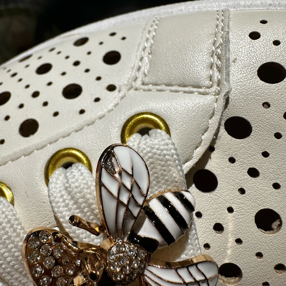 DV by Dolce Vita Elegant Cream Women's Sneakers with Bee Embellishments US 9 - Picture 9 of 9